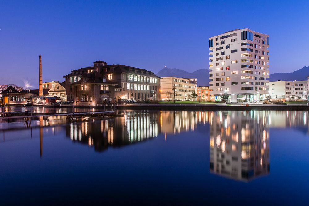 Blick vom Schwäbis über die Aare auf die erhaltenen Bauten (linke Bildseite: Halle 6, Transformatorenhaus, Winkelbau), den Selve Park und die Neubauten (2016)