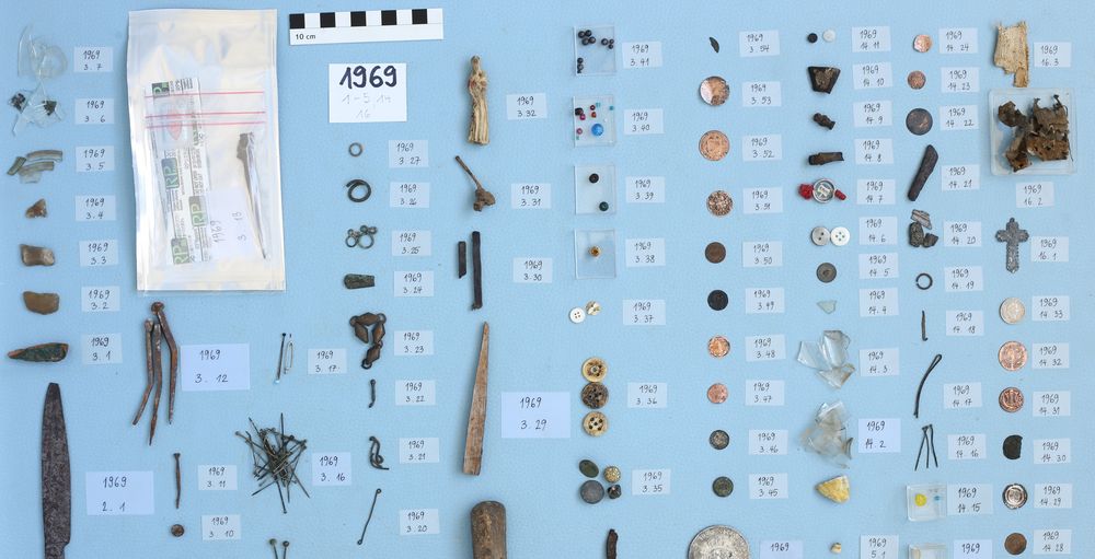 Sogenannte Zwischenbodenfunde aus der archäologischen Bauuntersuchung im ehemaligen Gasthaus Kreuz in Unterägeri.