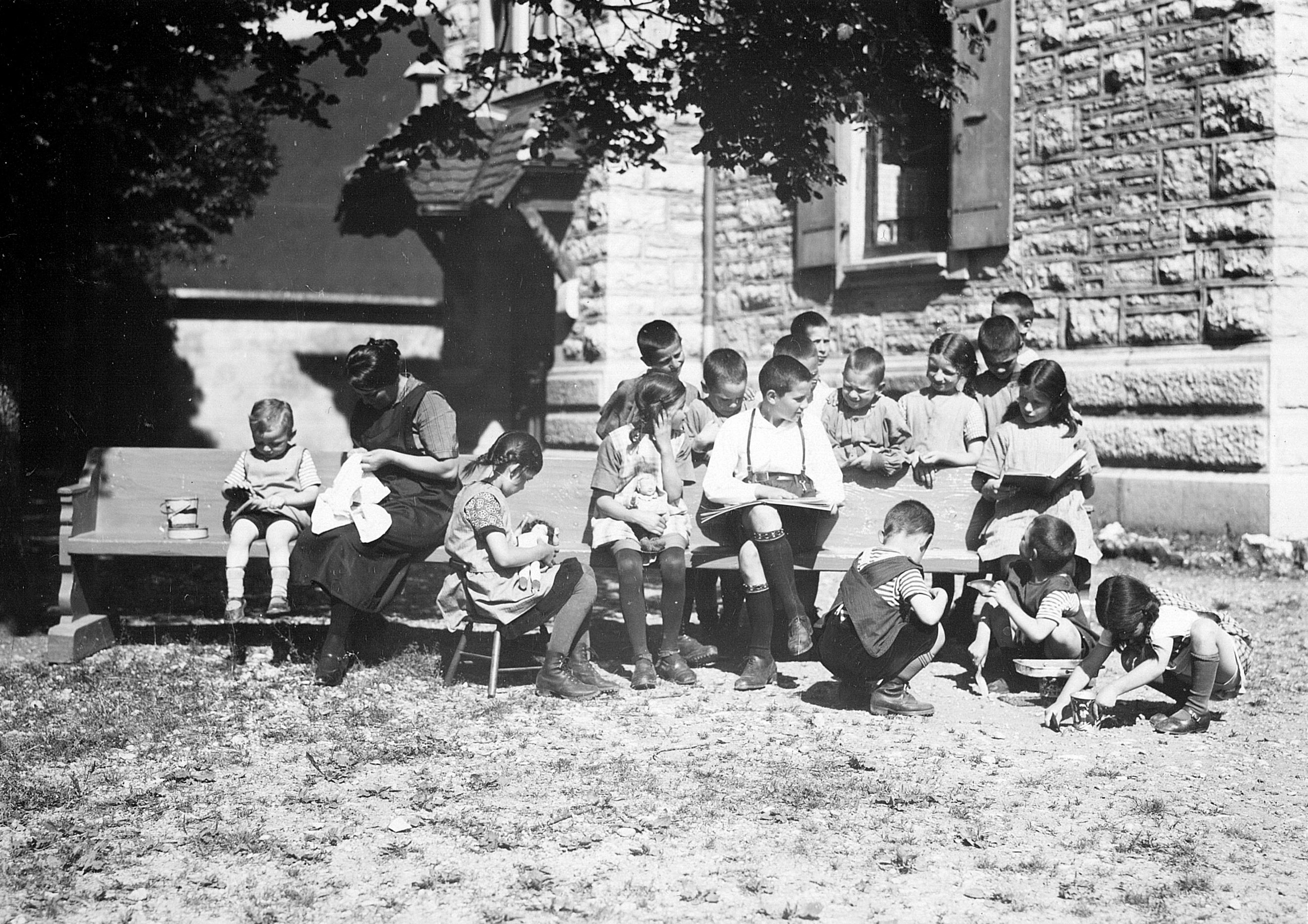 L’une des « familles » dans le jardin de sa maison