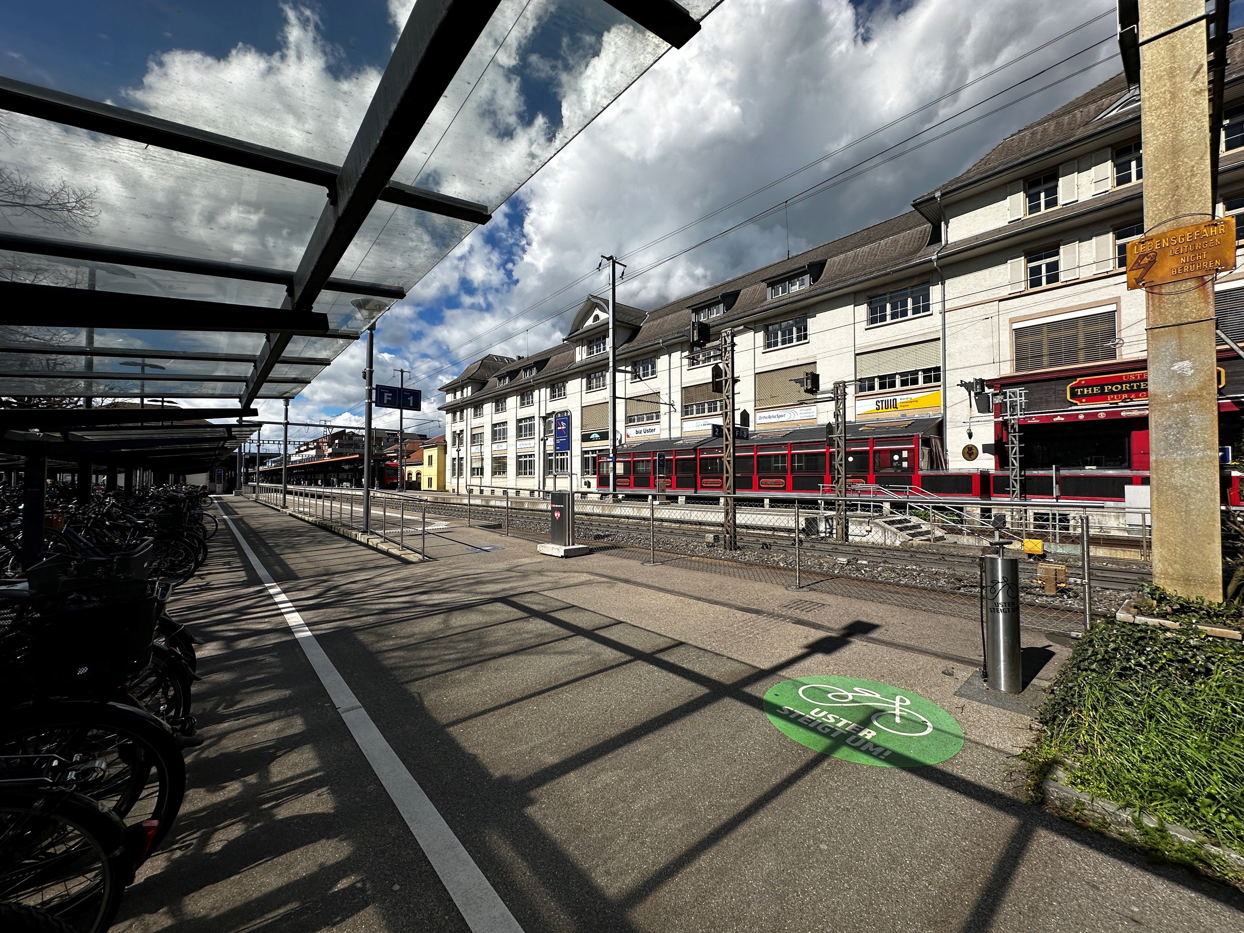 Bahnhof Uster mit ehemaliger Fahrradfabrik der Gebrüder Rüegg