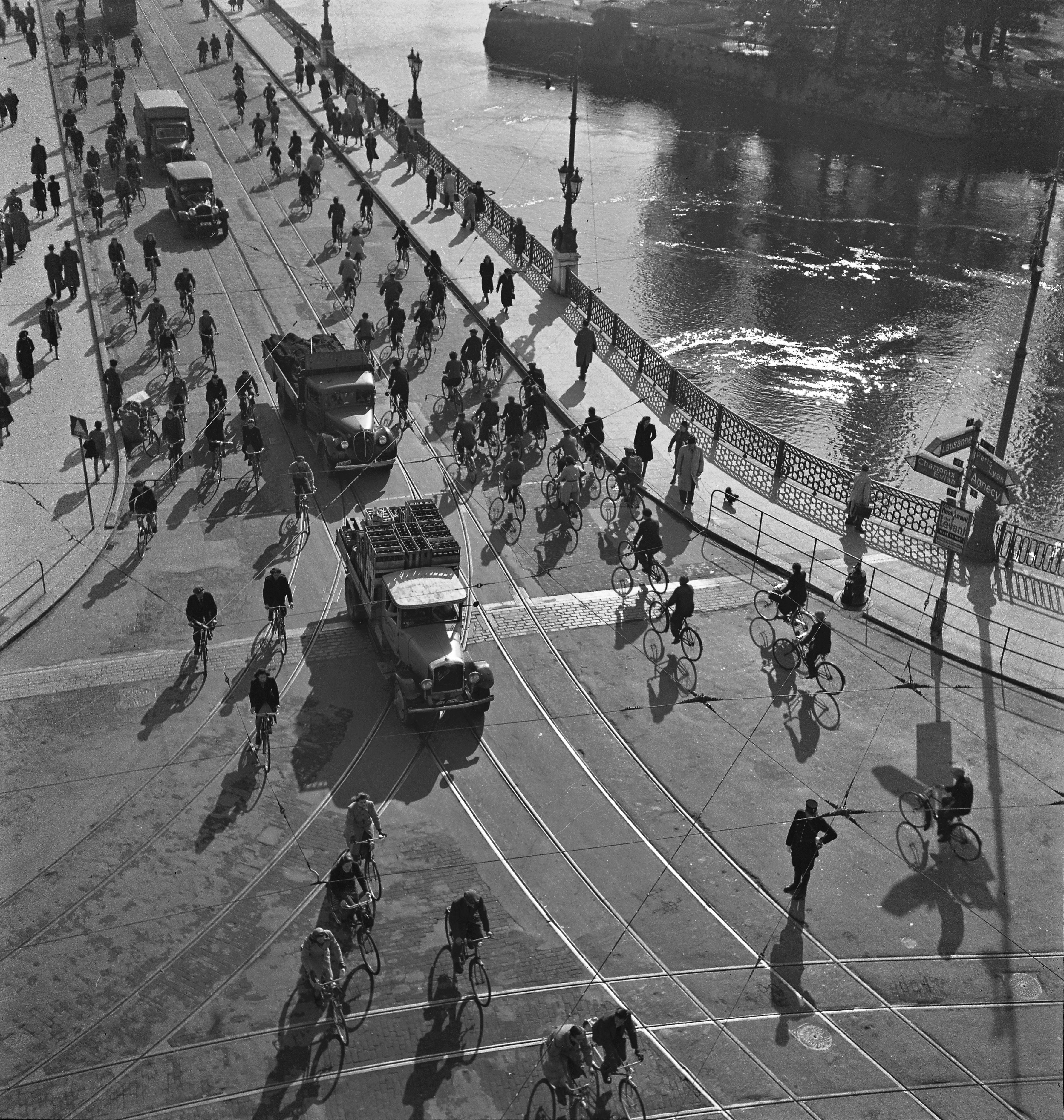 Les années 40, âge d'or de la bicyclette: le pont du Mont-Blanc en 1942