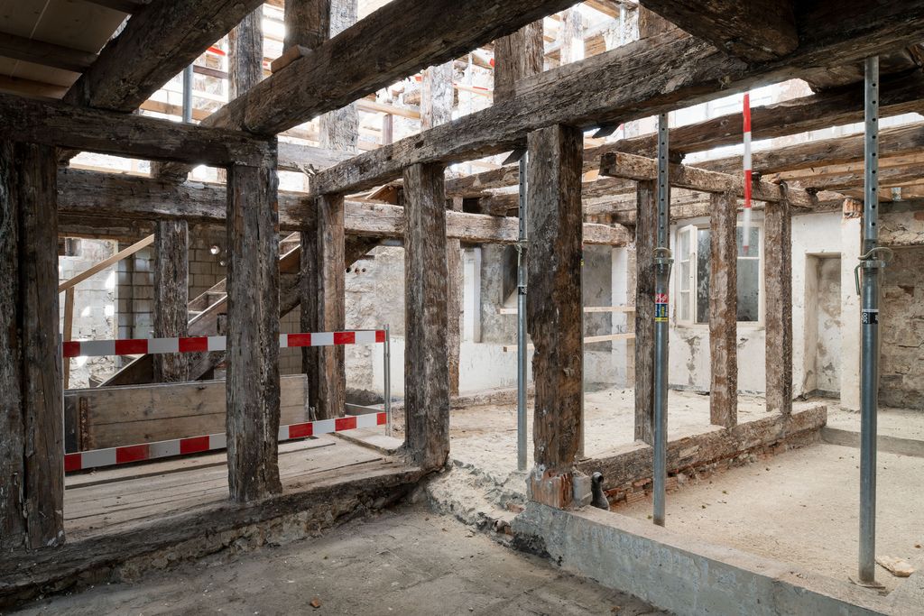 Solothurn, Altstadthäuser am Riedholzplatz von innen, nach dem Brand von 2022.