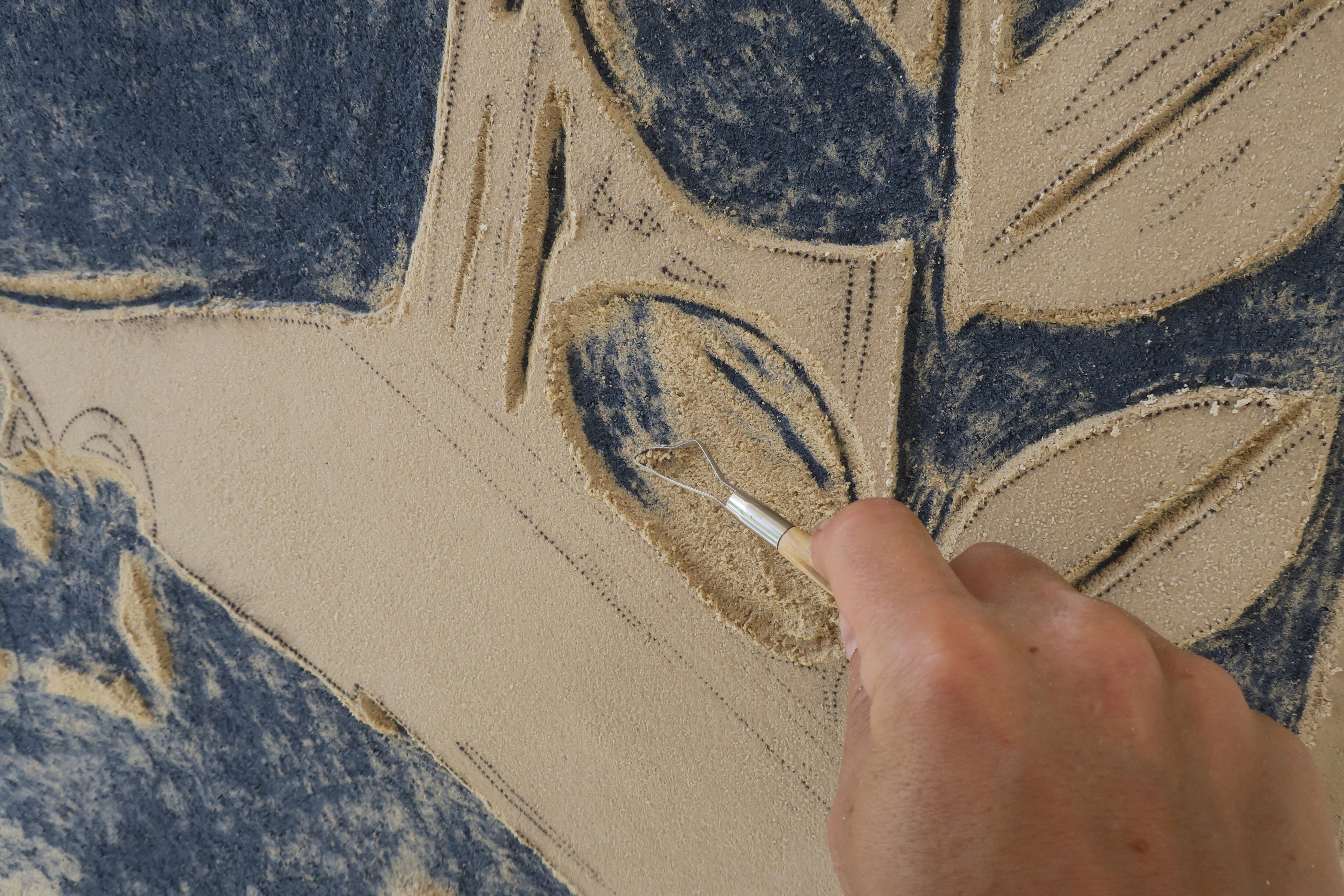 Sgraffito in Arbeit.