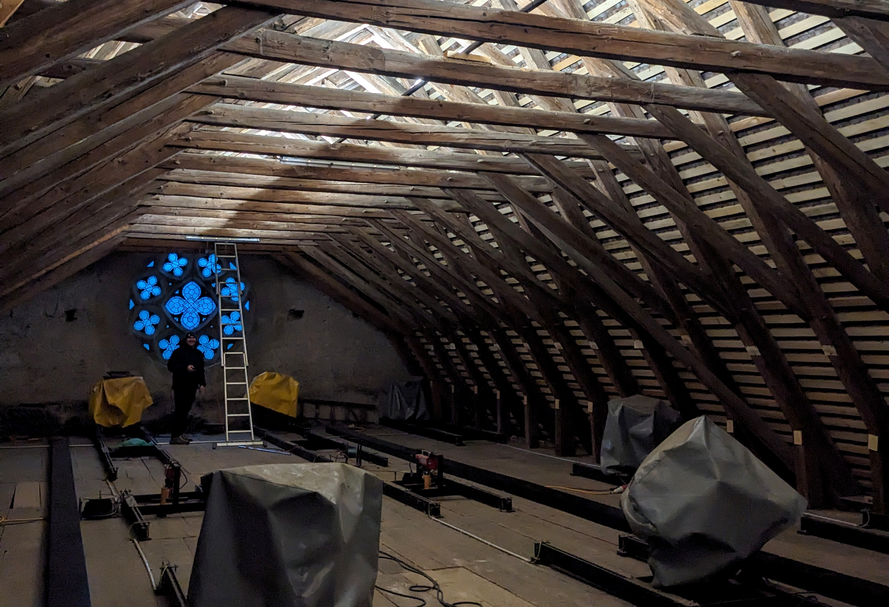 Im Dachwerk der Klosterkirche während den Restaurierungsarbeiten.