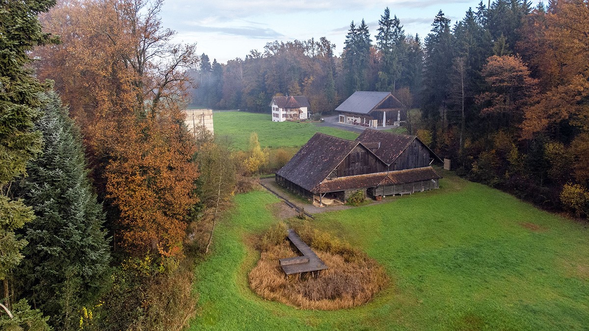 Das Areal der Ziegelhütte in Cham mit der historischen Ziegelhütte, dem modernen Museumsgebäude, dem ehemaligen Wohnhaus der Zieglerfamilie und dem Ofenturm aus Stampflehm.