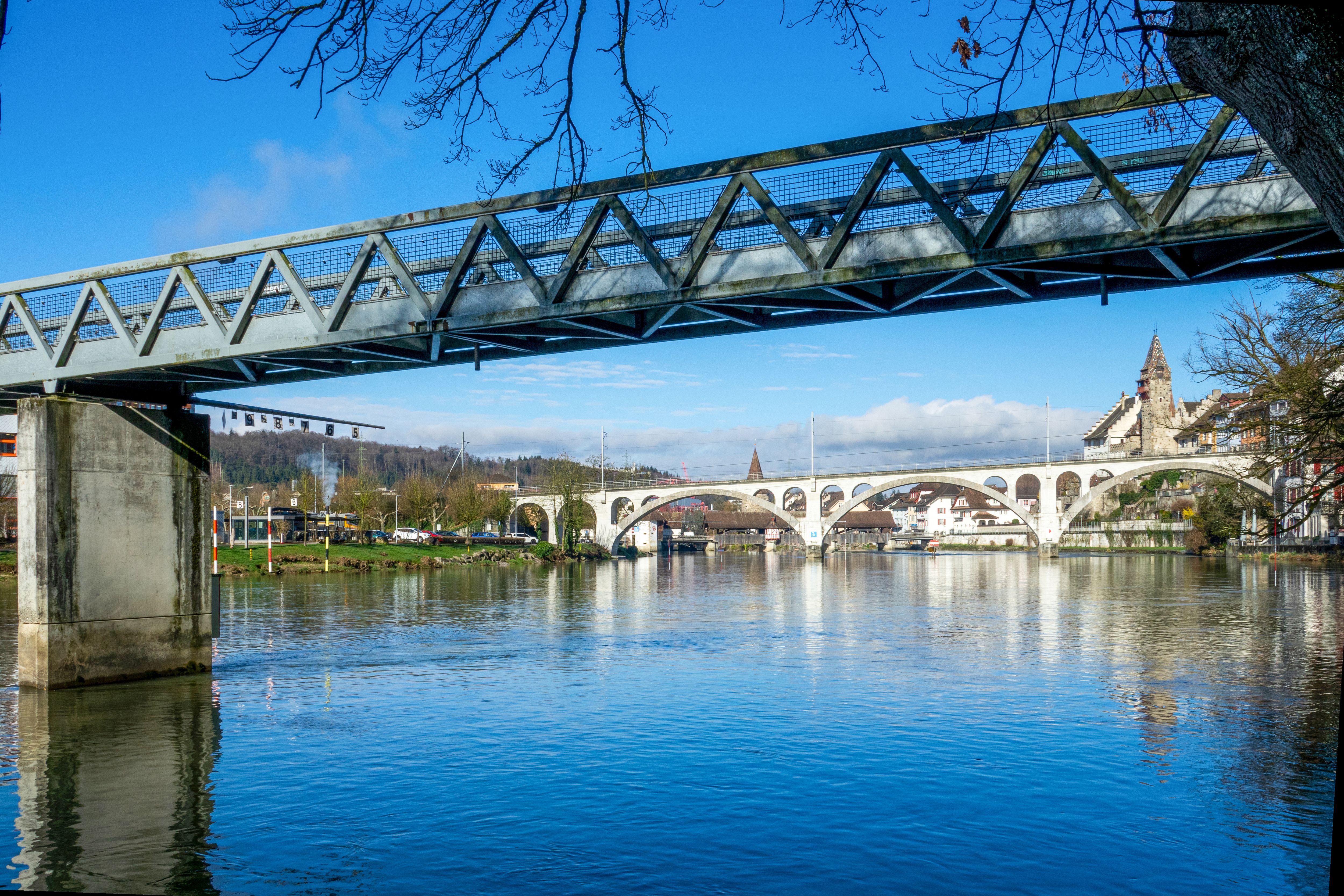 Bremgarten, Reuss mit Holzbrücke, Eisenbahnbrücke und Isenlaufsteg 