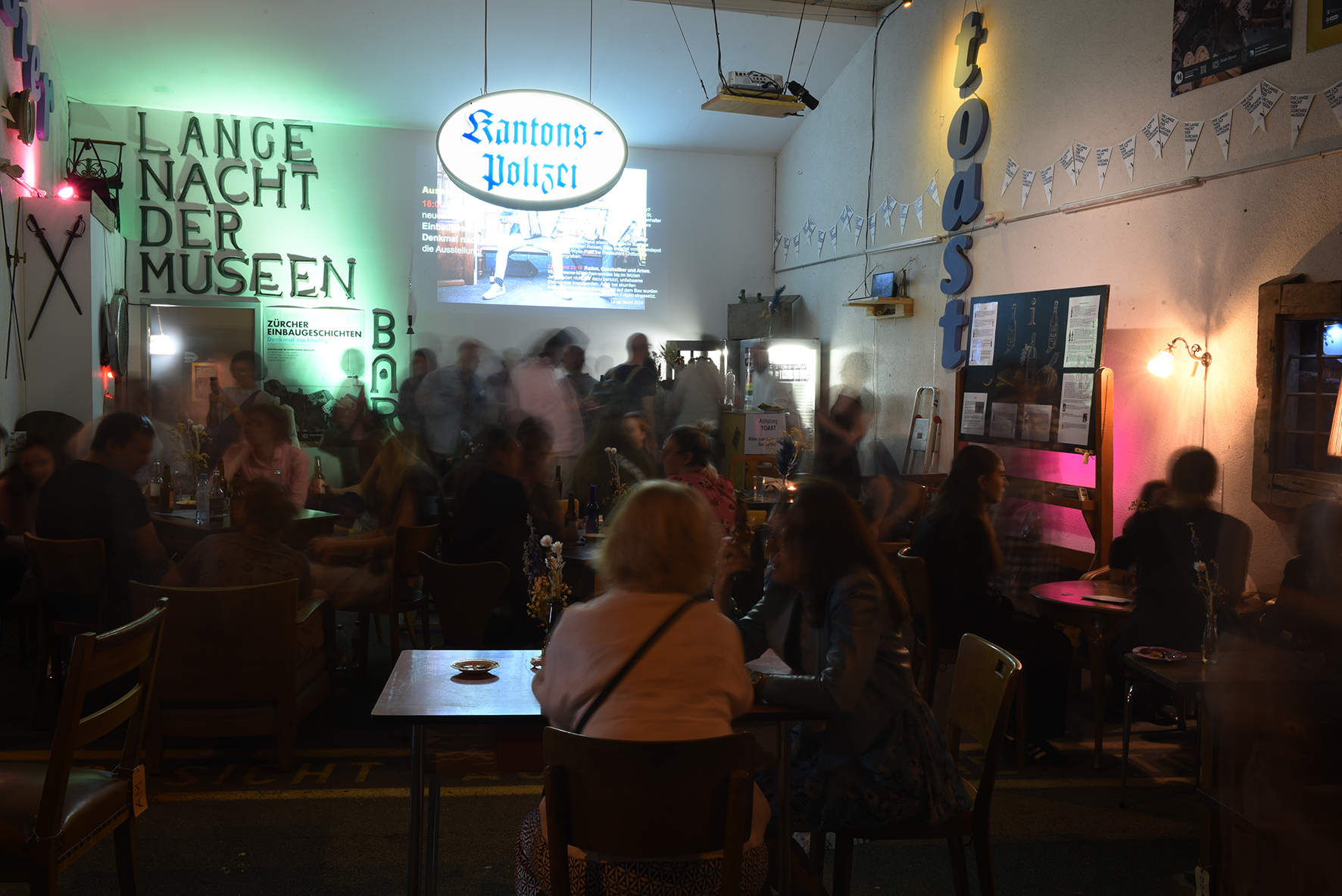 Garagenbar im Alterthümer-Magazin an der Langen Nacht der Zürcher Museen