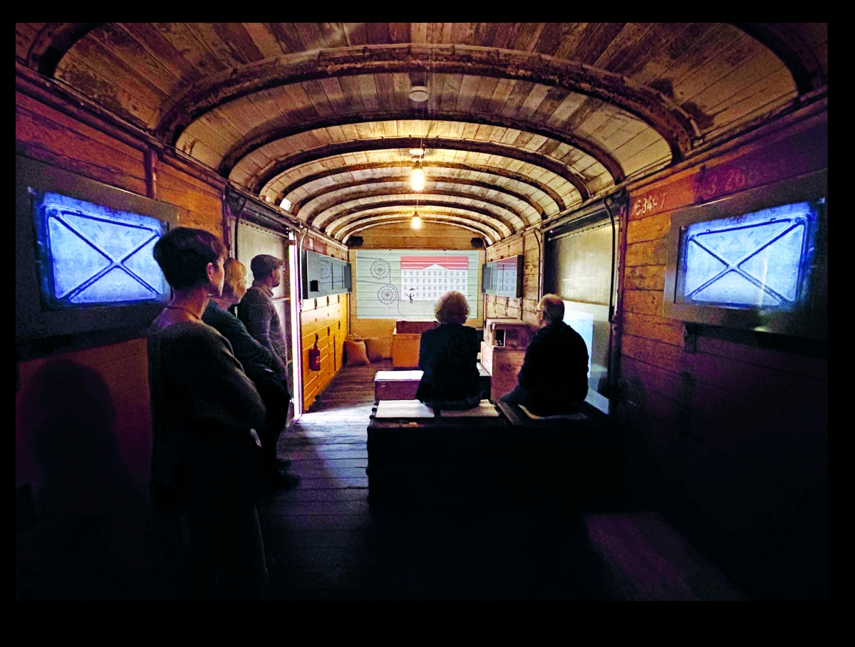 Ausstellung und Präsentation in einem historischen Eisenbahnwagon