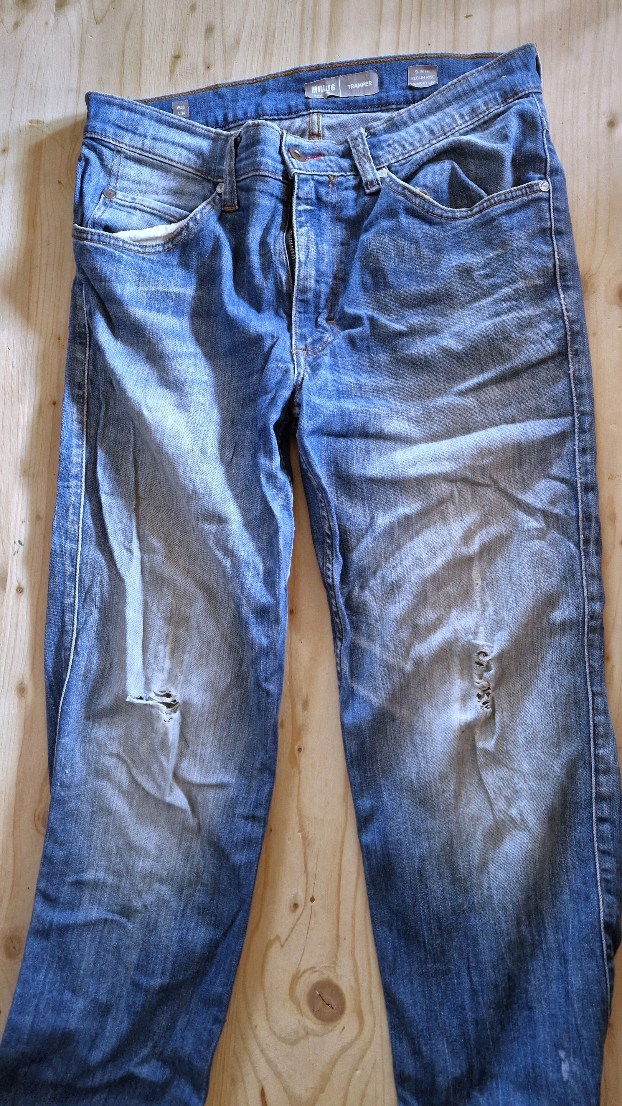 Jeans mit Löchern