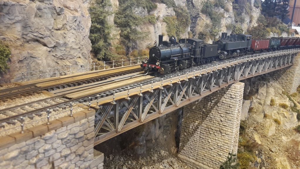 Die Kellerbachbrücke über dem Bahnhof Wassen in der Modulanlage 1:87