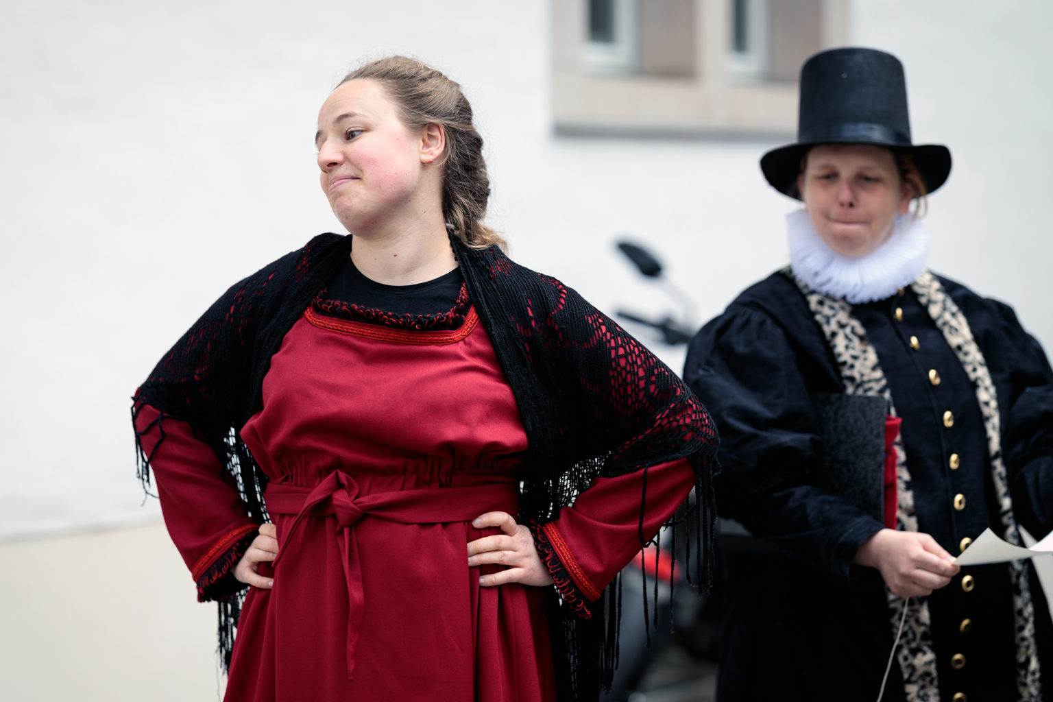 Kostümierte Frauen bei historisch-szenischer Stadtführung 