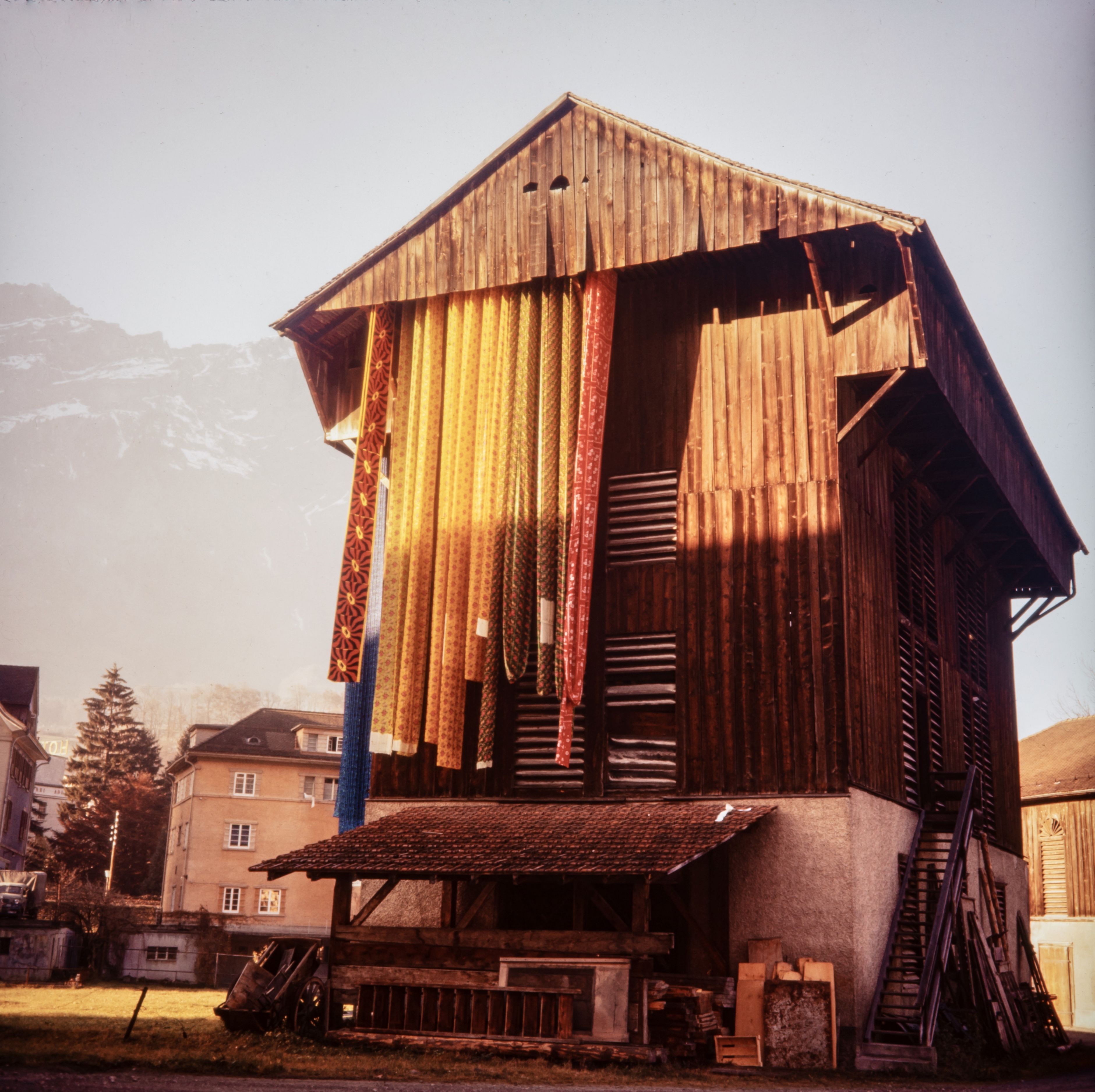 Hänggiturm der Firma Blumer mit Stoffbahnen zum Trocknen