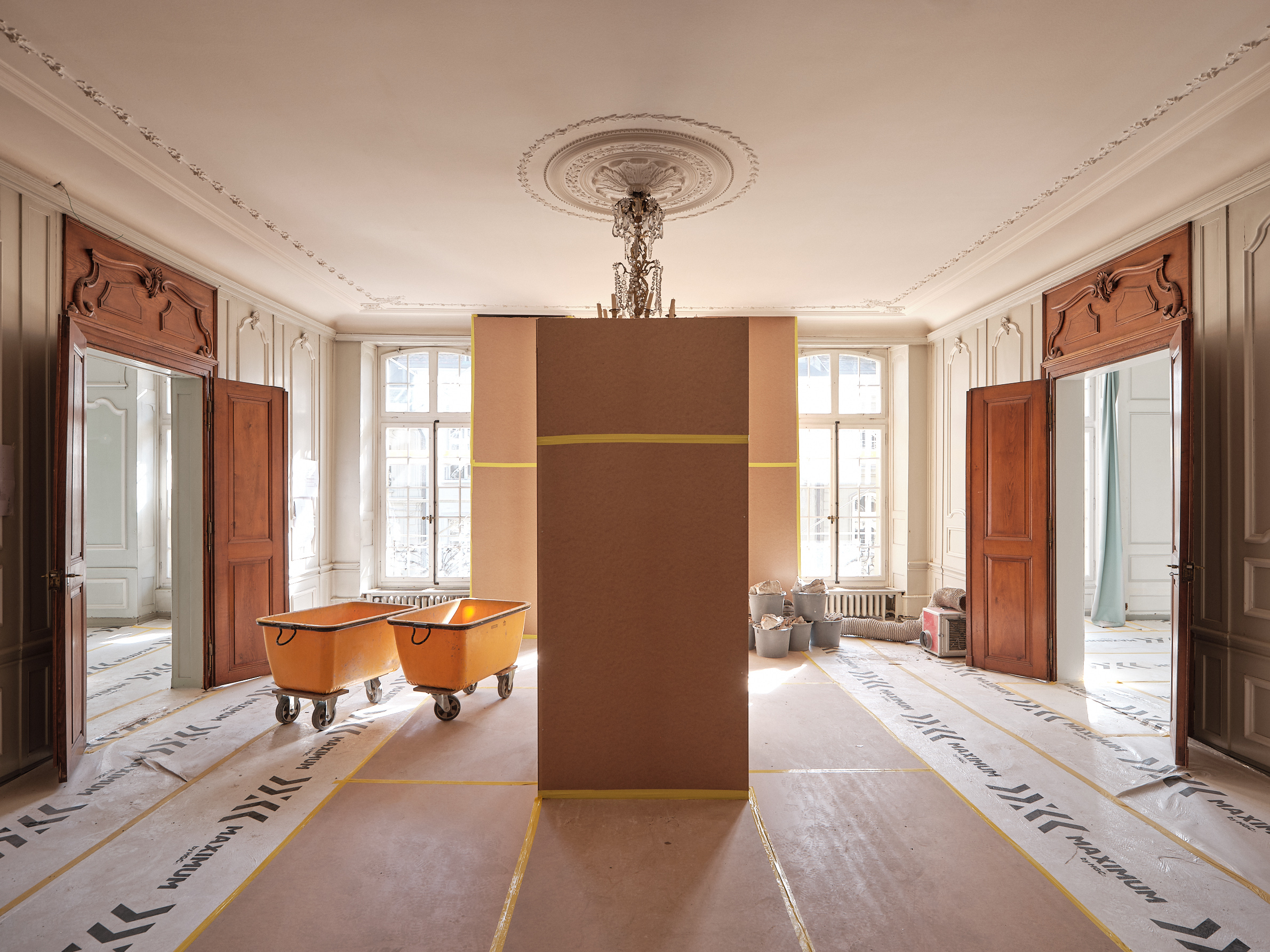 Blick auf die Baustelle im Mittelsalon des 2. Obergeschoss mit verpacktem Kronleuchter