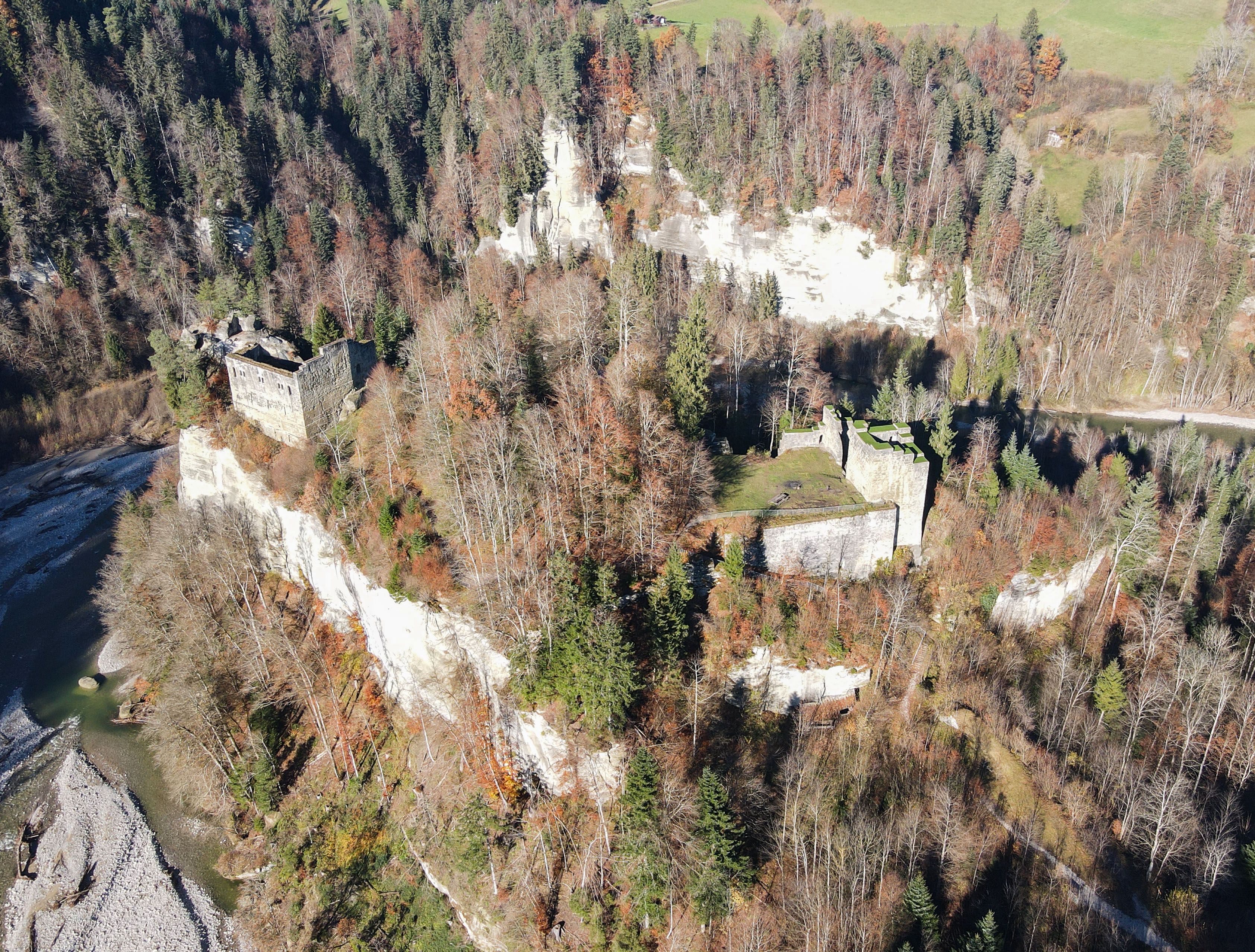 Die Grasburg thront majestätisch auf einem Sandsteinsporn über der Sense