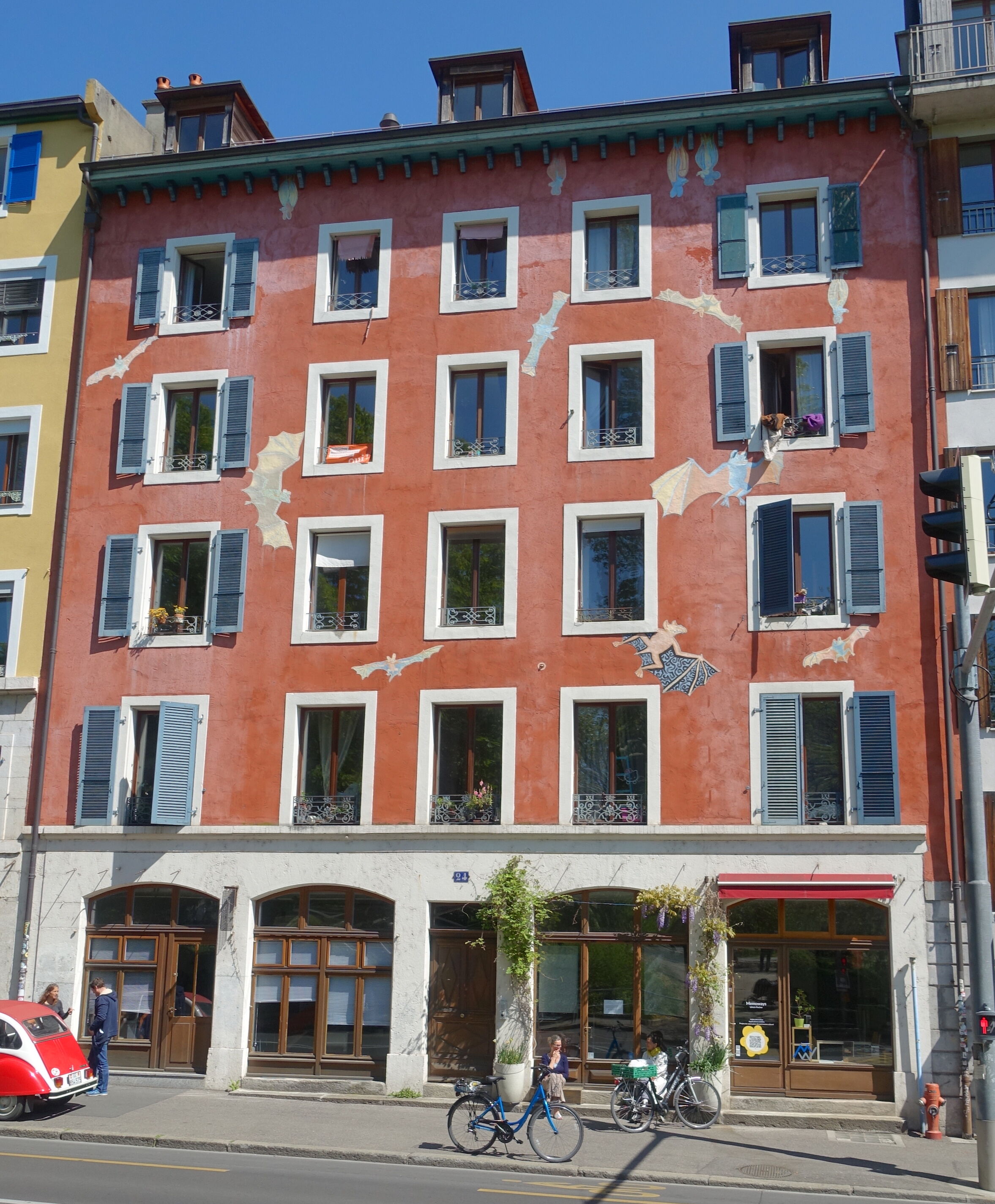 Bâtiments et cours situés entre la rue de Montbrillant et la rue des Gares, îlot nommé « Îlot 13 », derrière la gare Cornavin à Genève. La façade du 24 rue de Montbrillant est décorée avec des chauves-souris.