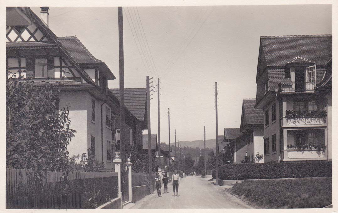 Wohl um 1930 lassen sich im Wohnquartier um die Albisstrasse drei Buben mit den neuen Strommasten ablichten.