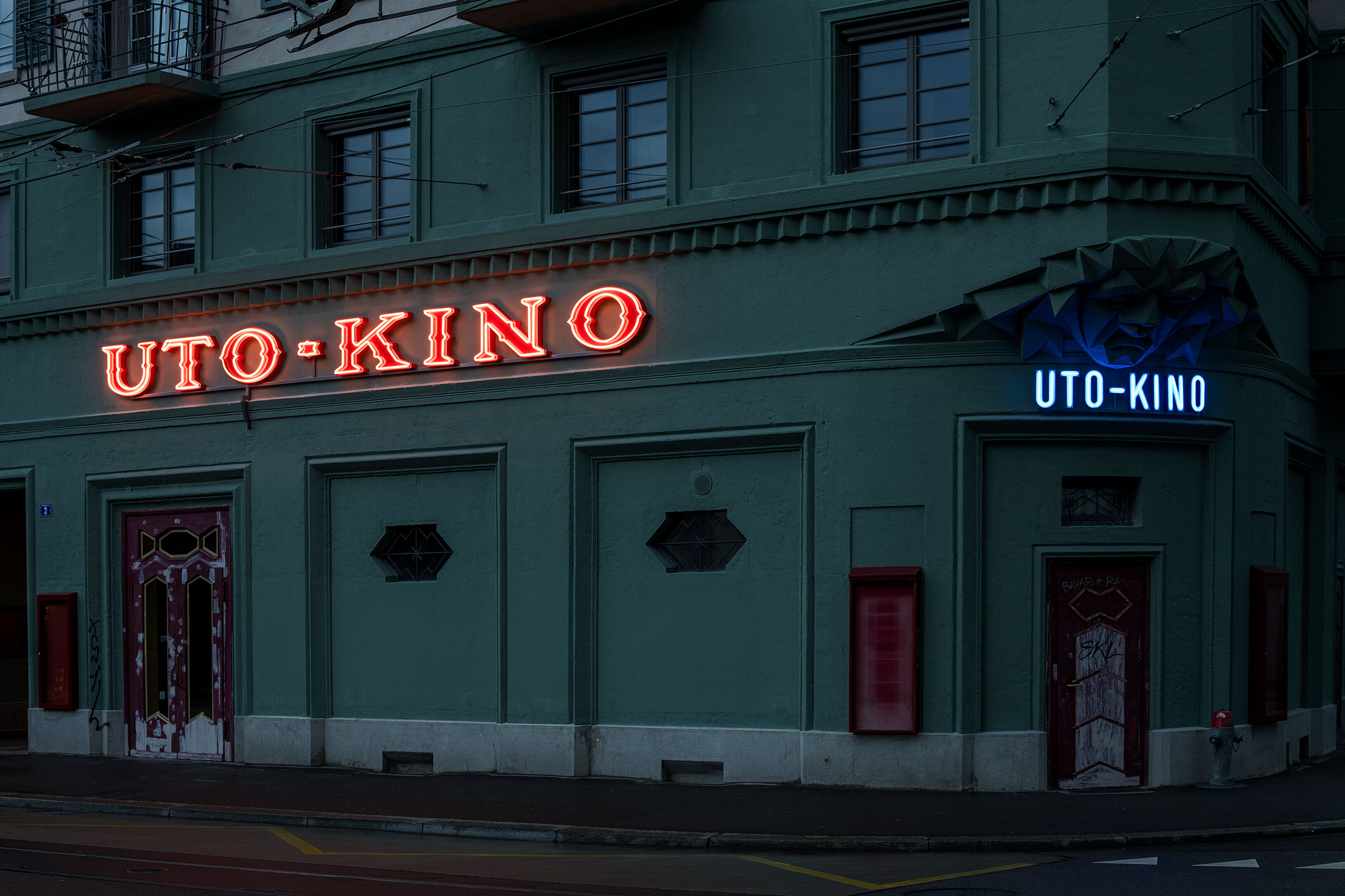 Aussenansicht ehemaliges Uto-Kino, Neonschrift