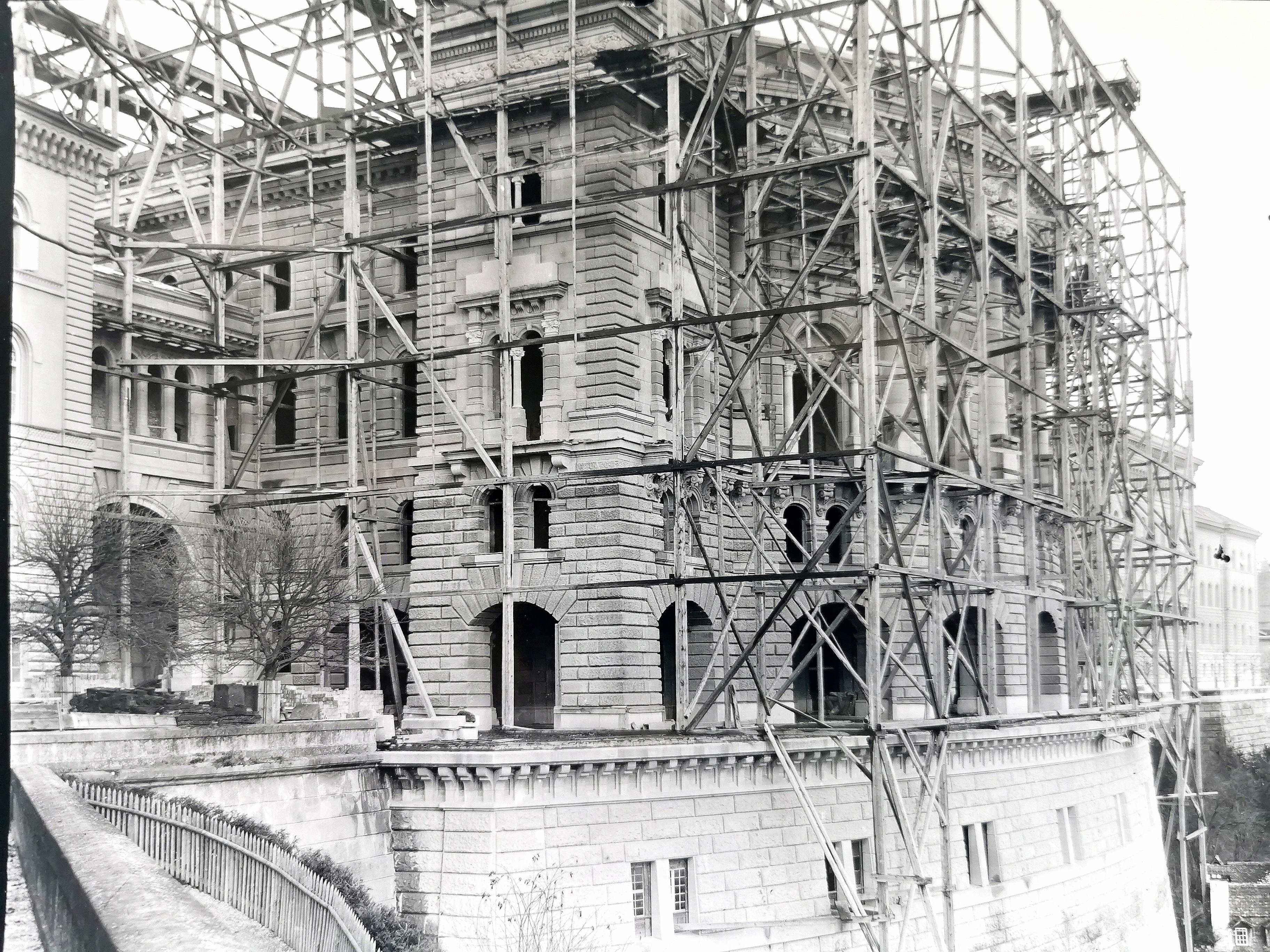 Bern, Parlamentsgebäude im Bau, mit Baugerüsten, 1898
