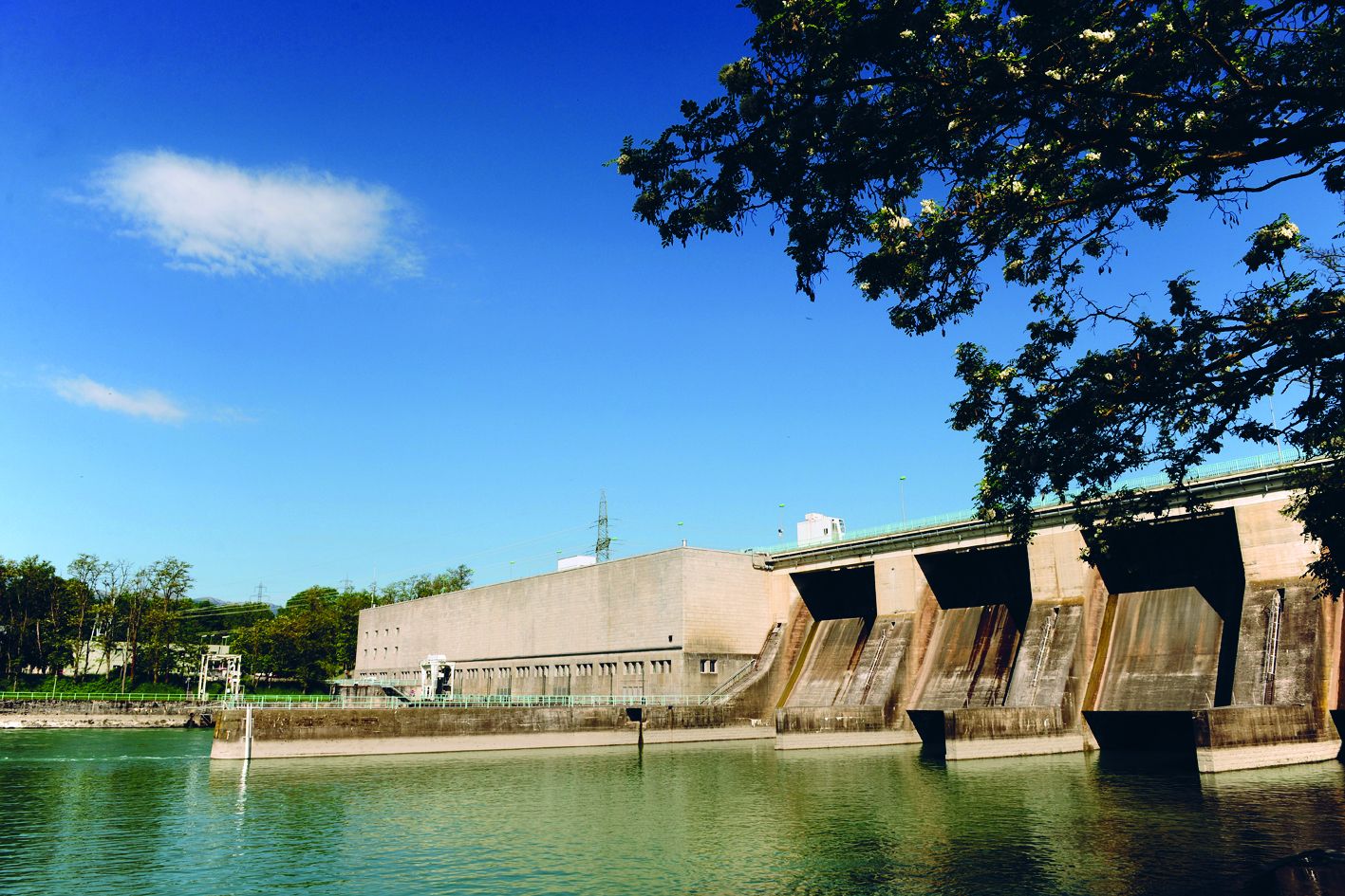 Vue du barrage depuis les rives du Rhône