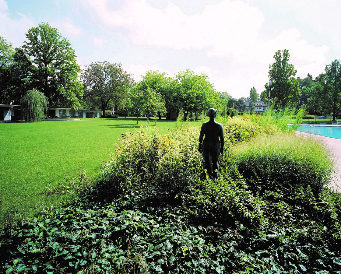 Liegewiese, Gebäude und Wasserbecken Bad Allenmoos