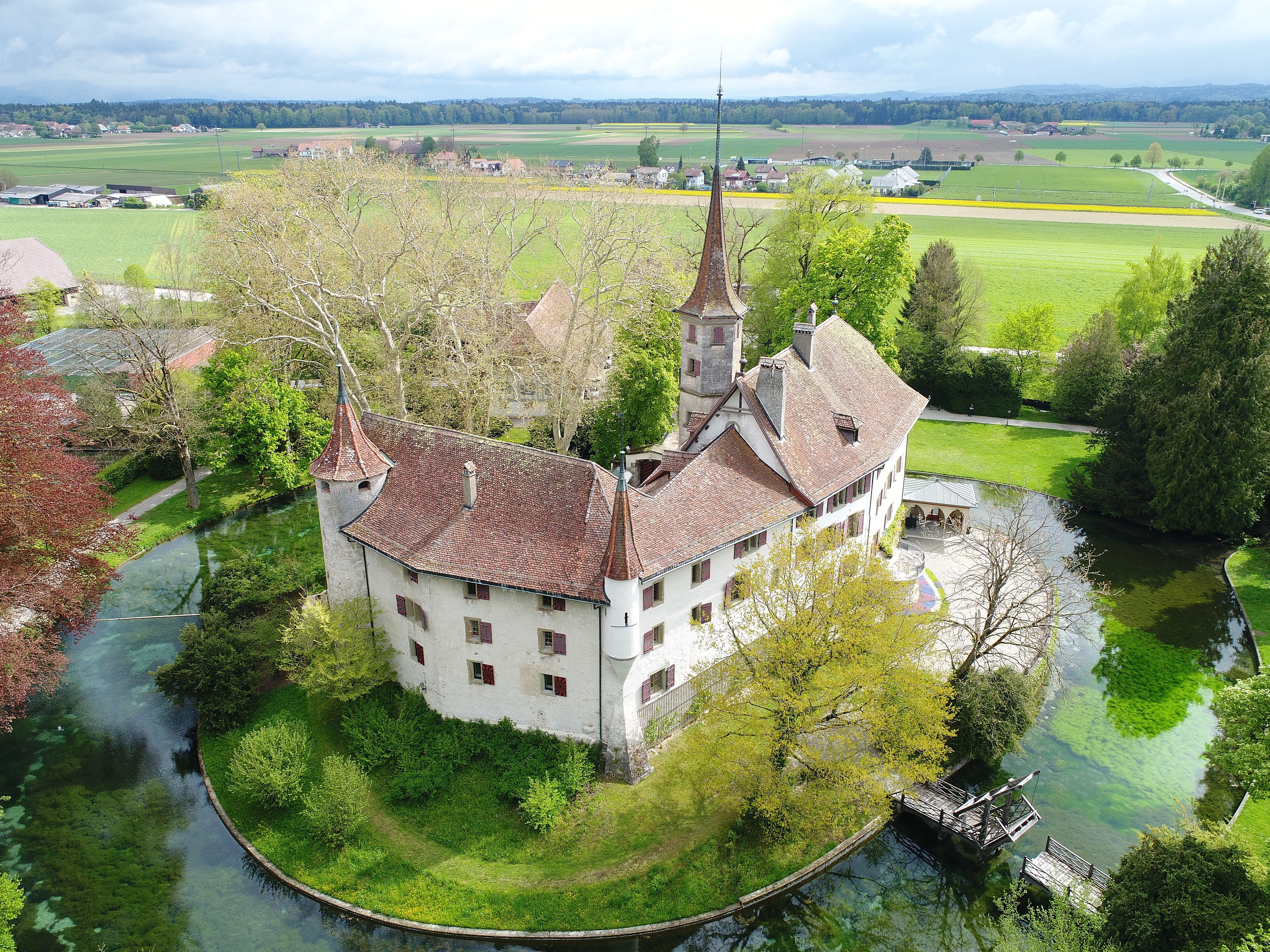 Schloss Landshut umgeben vom Wassergraben inmitten des englischen Landschaftsparks 