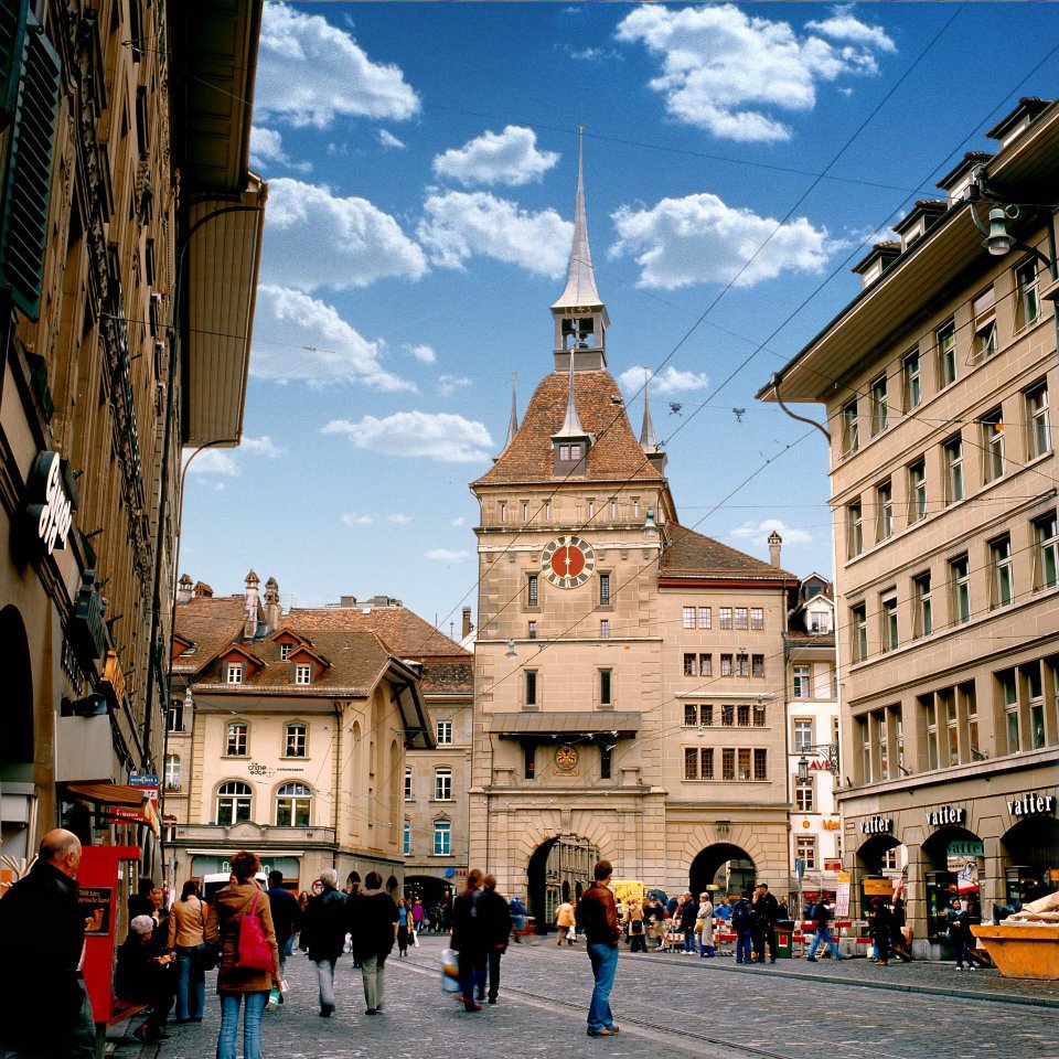 Blick aus der Spitalgasse auf den Käfigturm im Herzen der Stadt Bern.