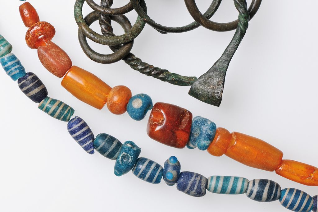 Die blauen Glasperlen stammen aus Oberitalien, der Bernstein von der Ostsee – gefunden wurden sie in der spätbronzezeitlichen Pfahlbausiedlung Zug-Sumpf.