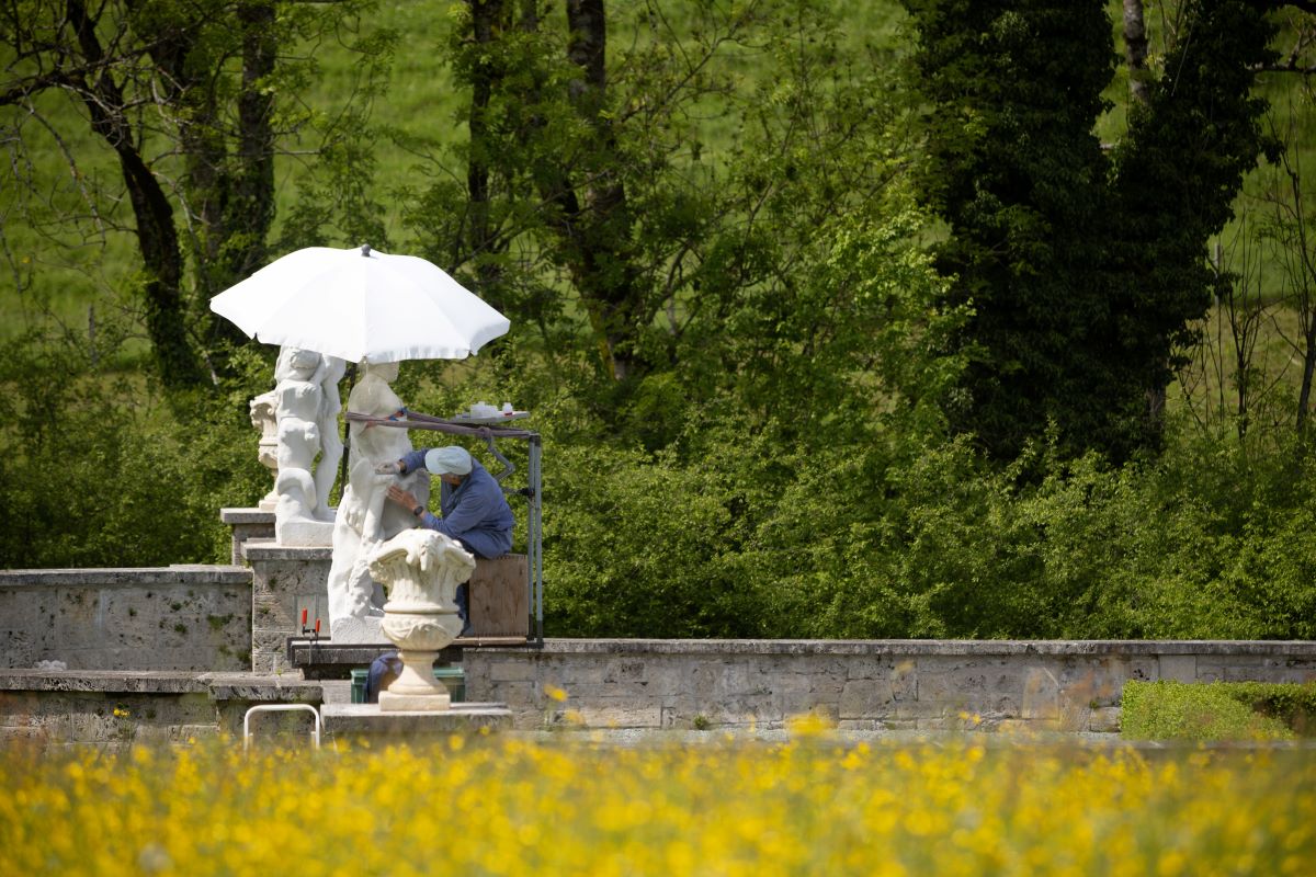 Der Steinrestaurator Urs Zumbrunn arbeitet an einer barocken Skulptur