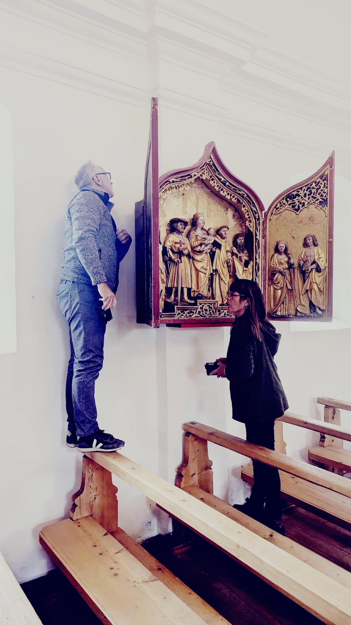 Matthias Mutter und Karoline Wirthner untersuchen den Triptychon von 1515 in der Kapelle Sankt Valentin in Mumpé Medel
